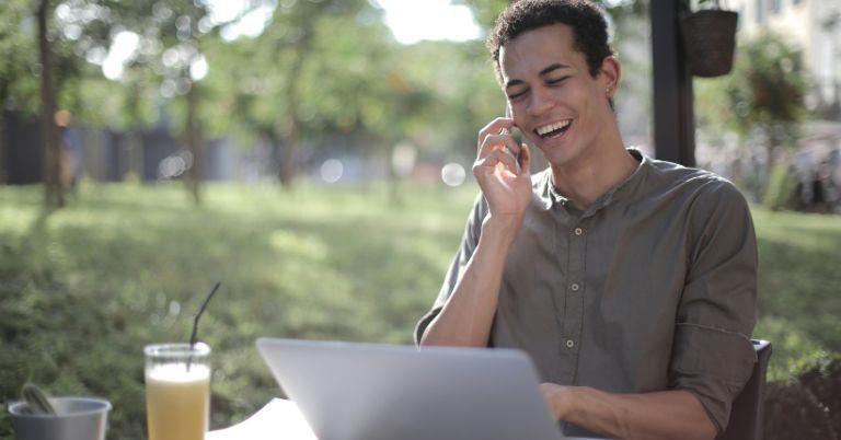 usuario hablando por telefono