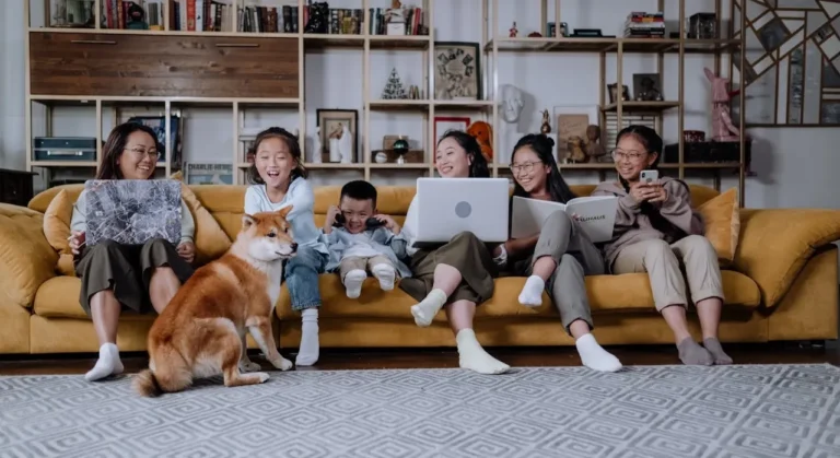 Una familia disfruta de sus dispositivos juntos, gracias al haber optado por una tarifa de varias líneas de Finetwork.