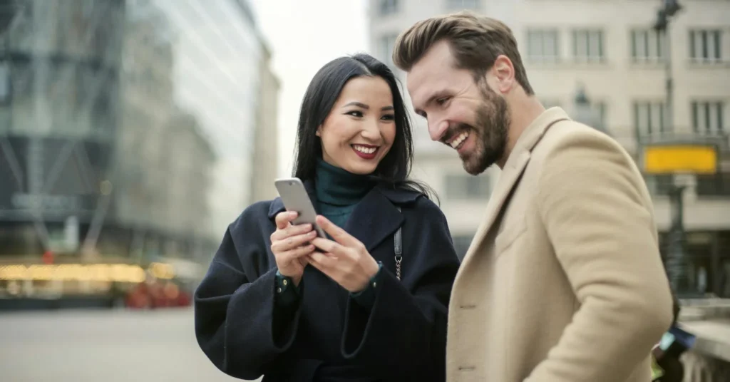 Dos personas disfrutan de las nuevas tarifas de Finetwork y navegan con su móvil a alta velocidad.
